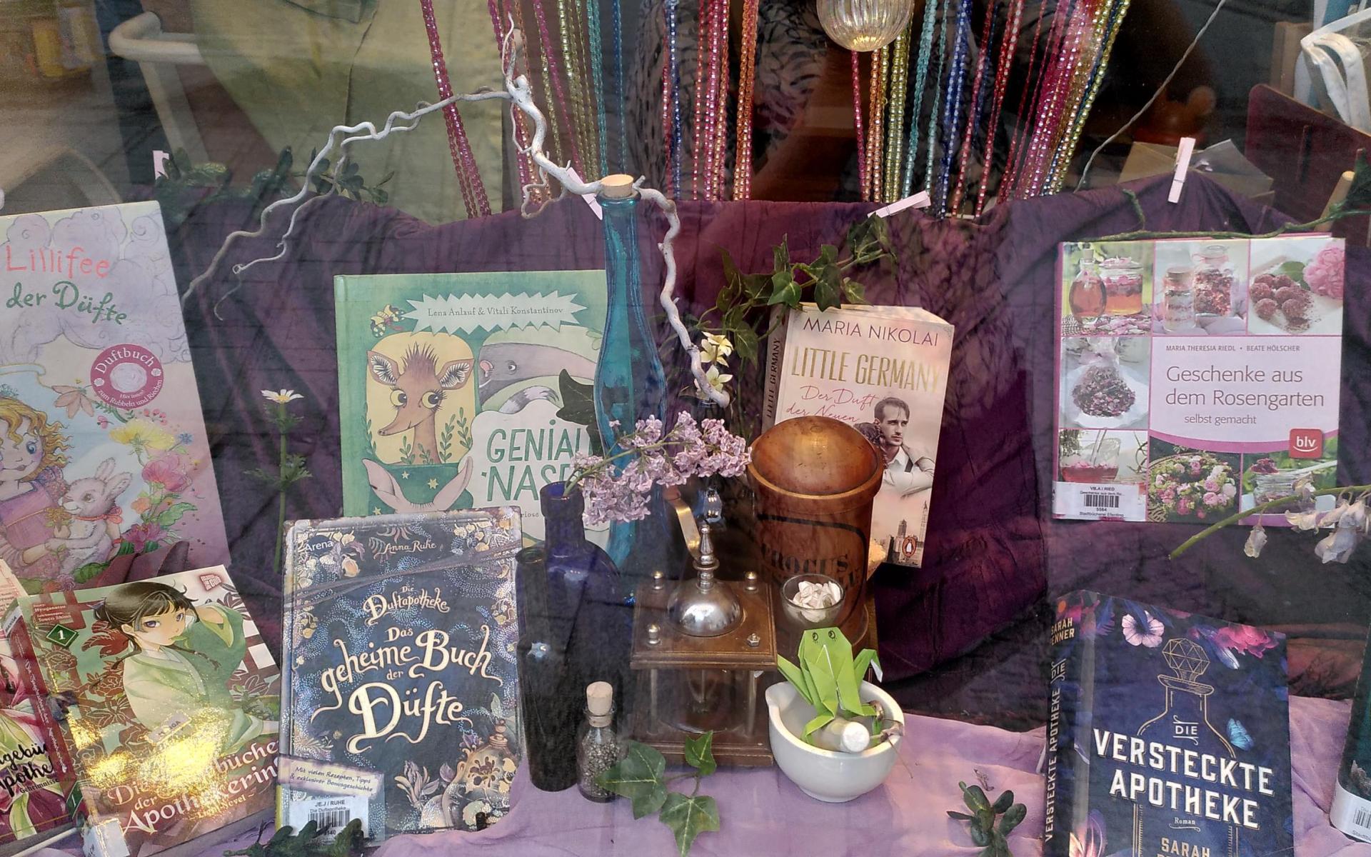 Mai-Schaufenster "Duftapotheke"