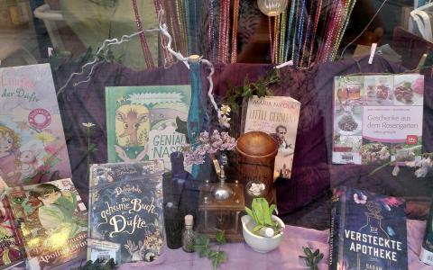 Mai-Schaufenster "Duftapotheke"