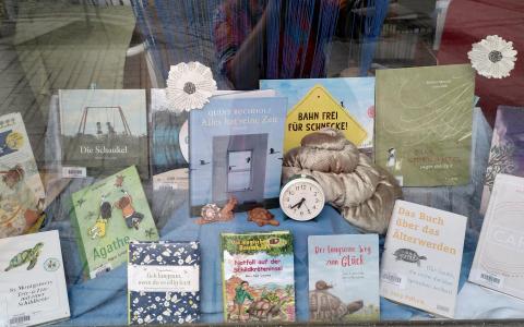 Sommer-Schaufenster "Alles hat und braucht seine Zeit"
